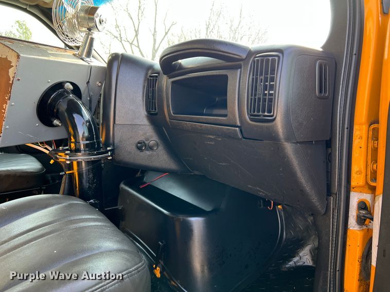 image for item LI9563 2004 Chevrolet C7500  oil distributor truck