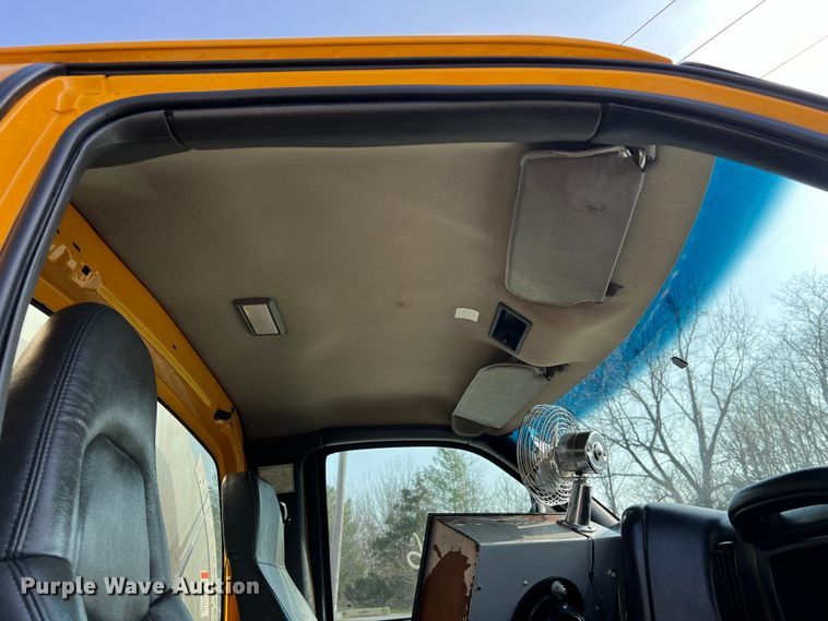 image for item LI9563 2004 Chevrolet C7500  oil distributor truck