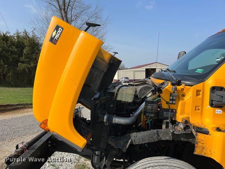 image for item LI9563 2004 Chevrolet C7500  oil distributor truck