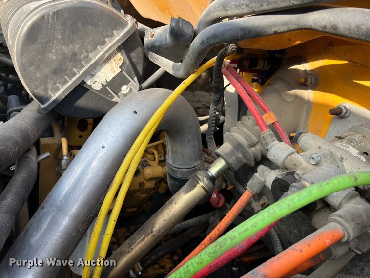 image for item LI9563 2004 Chevrolet C7500  oil distributor truck