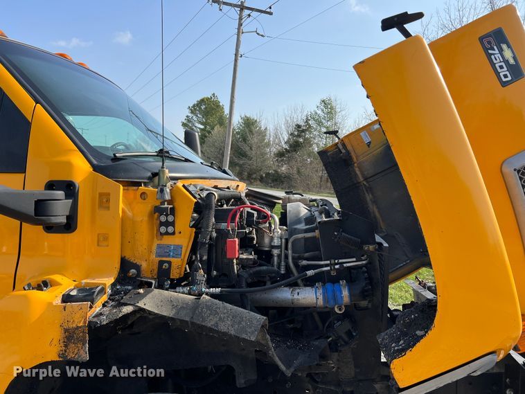 image for item LI9563 2004 Chevrolet C7500  oil distributor truck