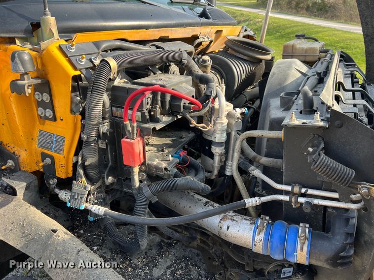 image for item LI9563 2004 Chevrolet C7500  oil distributor truck