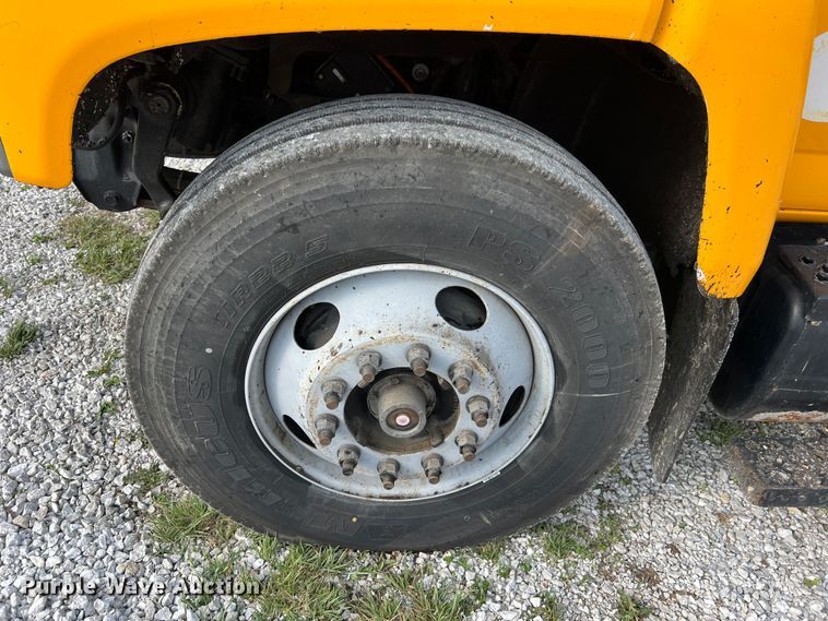 image for item LI9563 2004 Chevrolet C7500  oil distributor truck