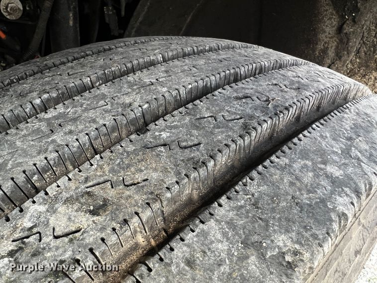 image for item LI9563 2004 Chevrolet C7500  oil distributor truck