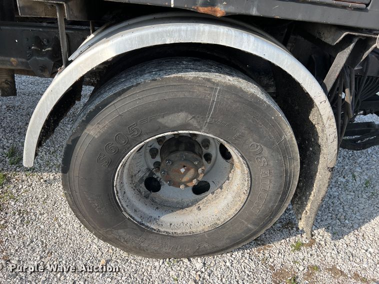 image for item LI9563 2004 Chevrolet C7500  oil distributor truck