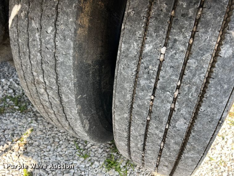 image for item LI9563 2004 Chevrolet C7500  oil distributor truck