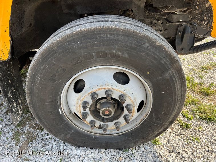 image for item LI9563 2004 Chevrolet C7500  oil distributor truck