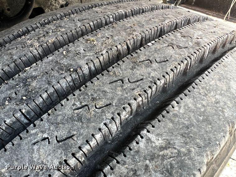 image for item LI9563 2004 Chevrolet C7500  oil distributor truck