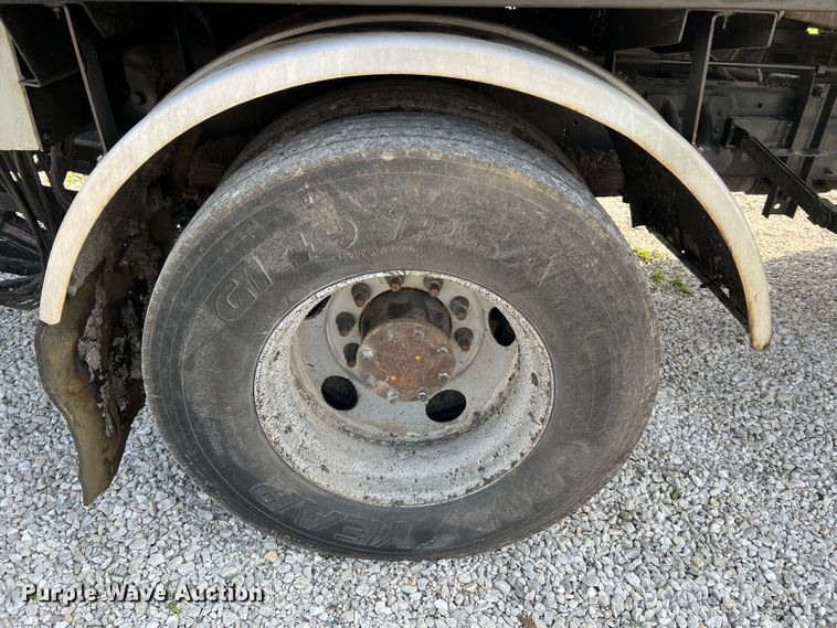 image for item LI9563 2004 Chevrolet C7500  oil distributor truck