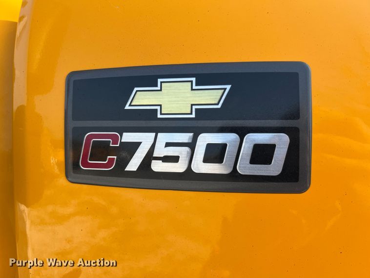 image for item LI9563 2004 Chevrolet C7500  oil distributor truck