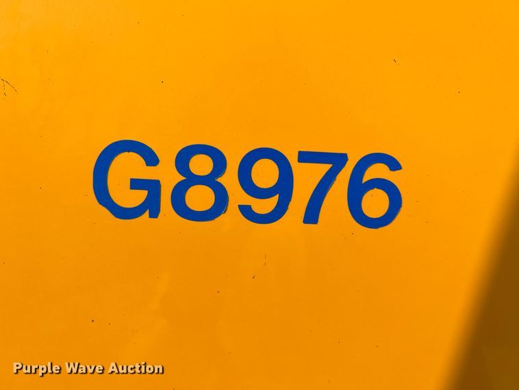 image for item LI9563 2004 Chevrolet C7500  oil distributor truck