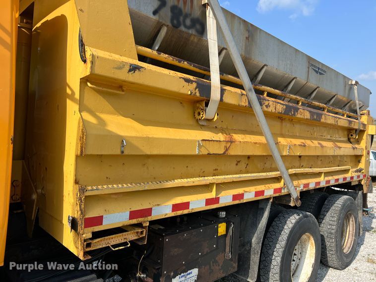 image for item LI9565 2006 International 7400 dump truck