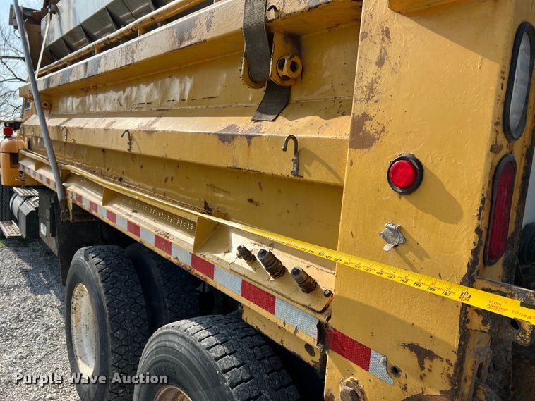 image for item LI9565 2006 International 7400 dump truck