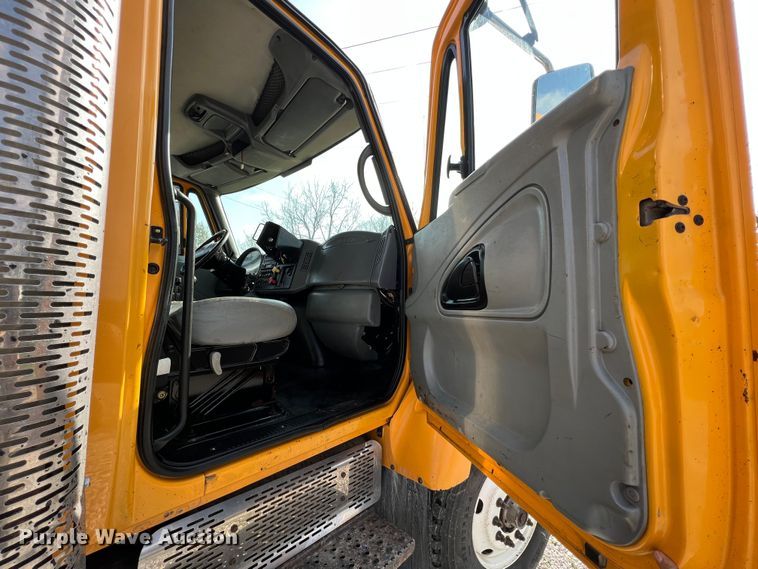 image for item LI9565 2006 International 7400 dump truck