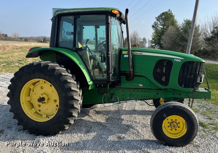 image for item LI9566 John Deere 7130  tractor
