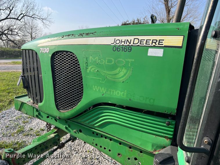 image for item LI9566 John Deere 7130  tractor