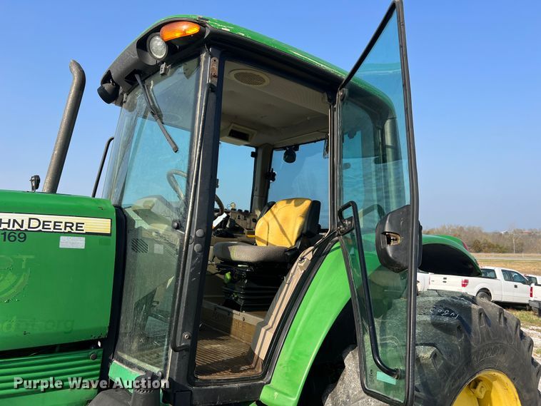 image for item LI9566 John Deere 7130  tractor