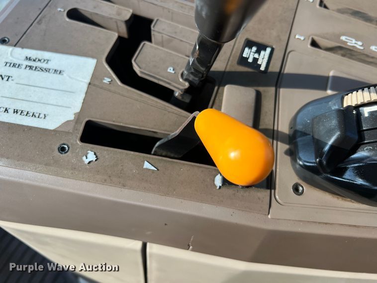 image for item LI9566 John Deere 7130  tractor