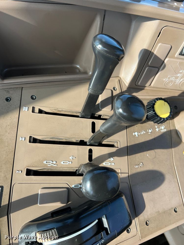 image for item LI9566 John Deere 7130  tractor