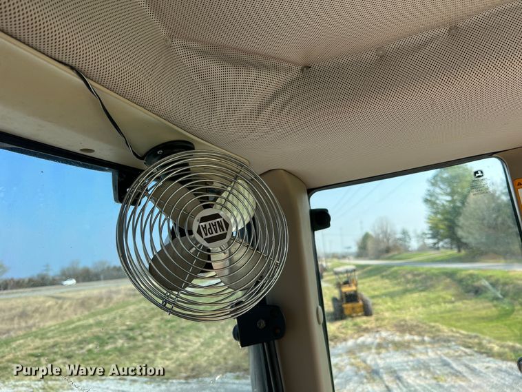 image for item LI9566 John Deere 7130  tractor