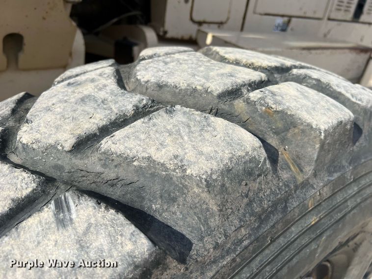 image for item LI9586 1997 Champion 710A Series IV  motor grader