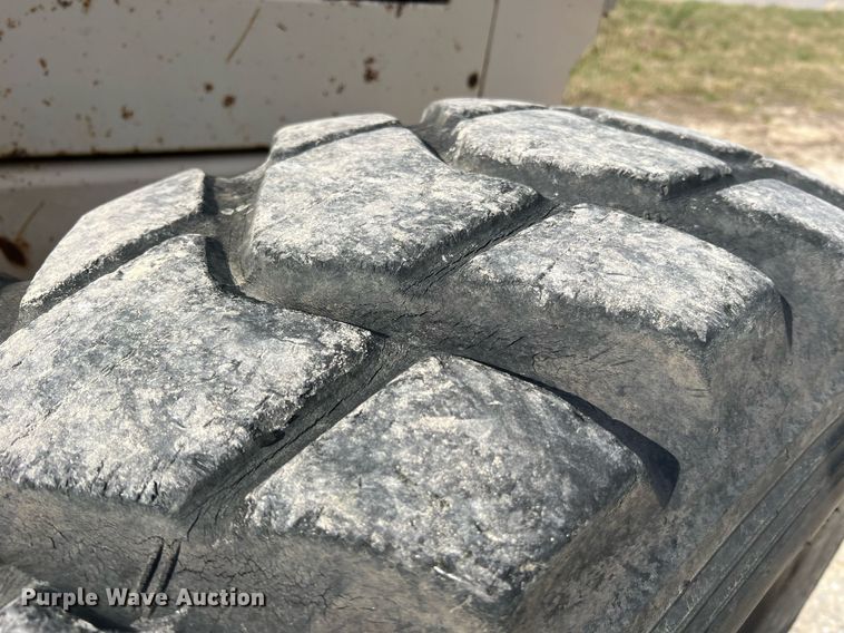 image for item LI9586 1997 Champion 710A Series IV  motor grader