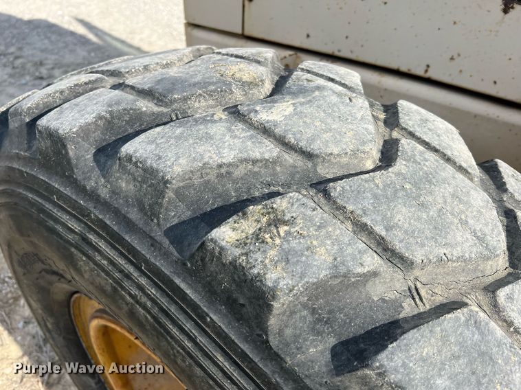 image for item LI9586 1997 Champion 710A Series IV  motor grader