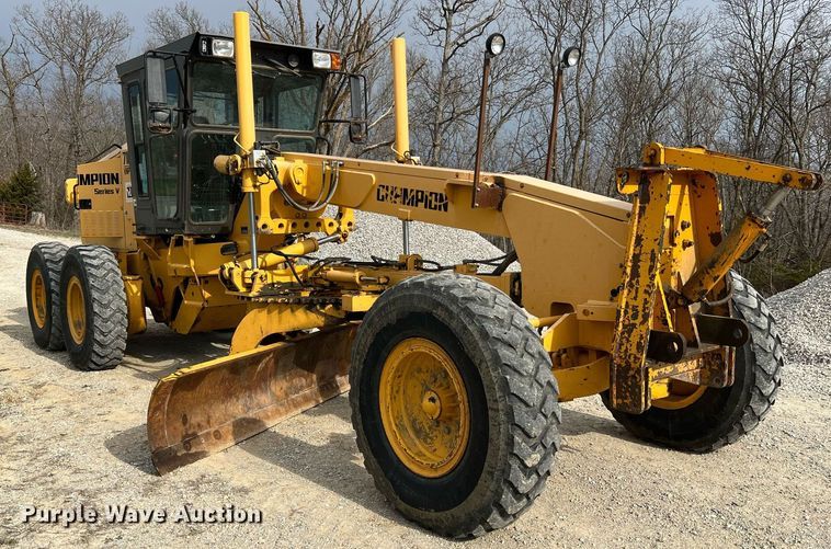image for item LI9587 1999 Champion 710A Series V VHP  motor grader