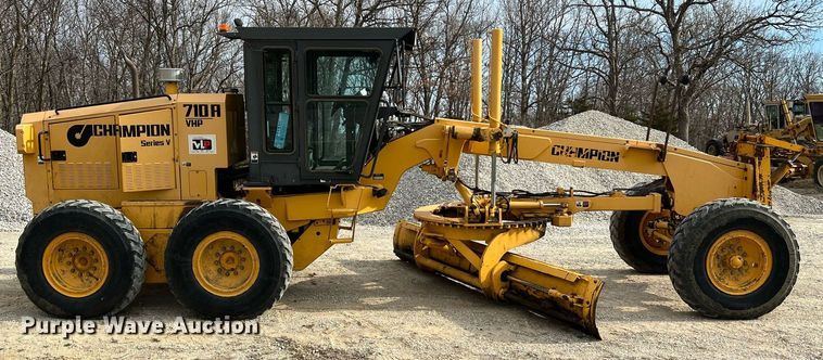 image for item LI9587 1999 Champion 710A Series V VHP  motor grader
