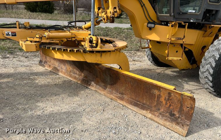 image for item LI9587 1999 Champion 710A Series V VHP  motor grader