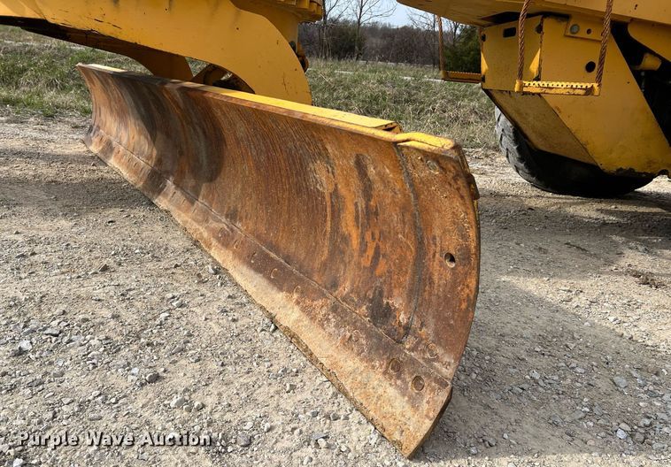 image for item LI9587 1999 Champion 710A Series V VHP  motor grader