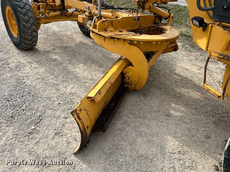 image for item LI9587 1999 Champion 710A Series V VHP  motor grader