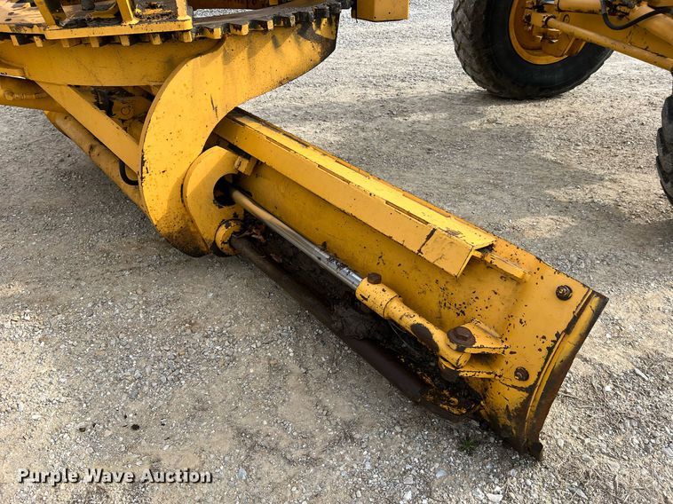 image for item LI9587 1999 Champion 710A Series V VHP  motor grader