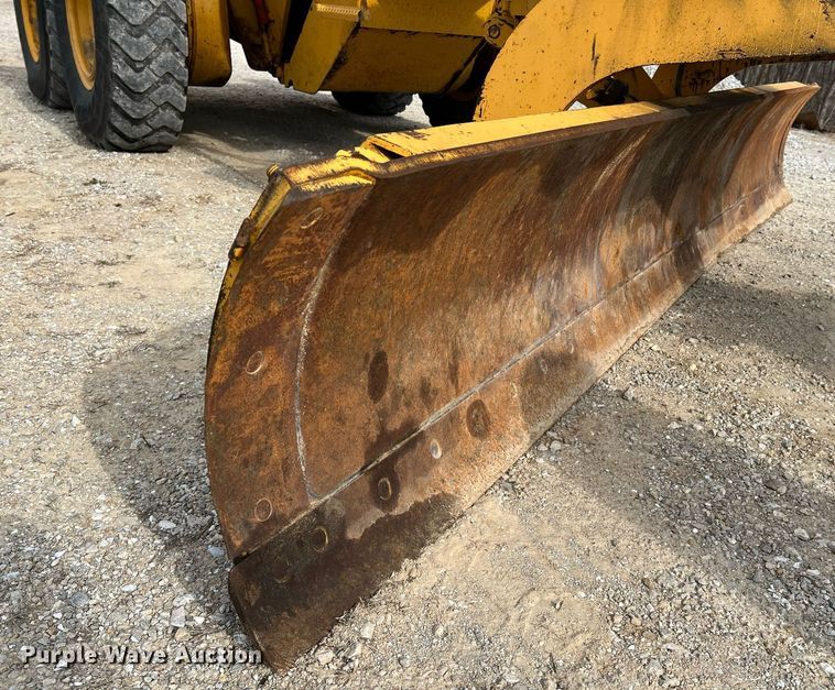 image for item LI9587 1999 Champion 710A Series V VHP  motor grader