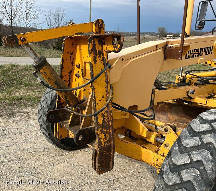 image for item LI9587 1999 Champion 710A Series V VHP  motor grader