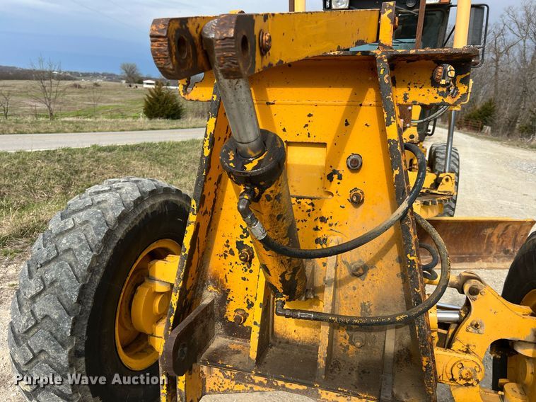 image for item LI9587 1999 Champion 710A Series V VHP  motor grader