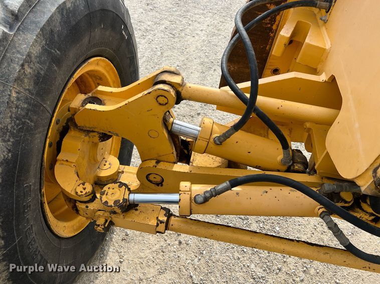 image for item LI9587 1999 Champion 710A Series V VHP  motor grader