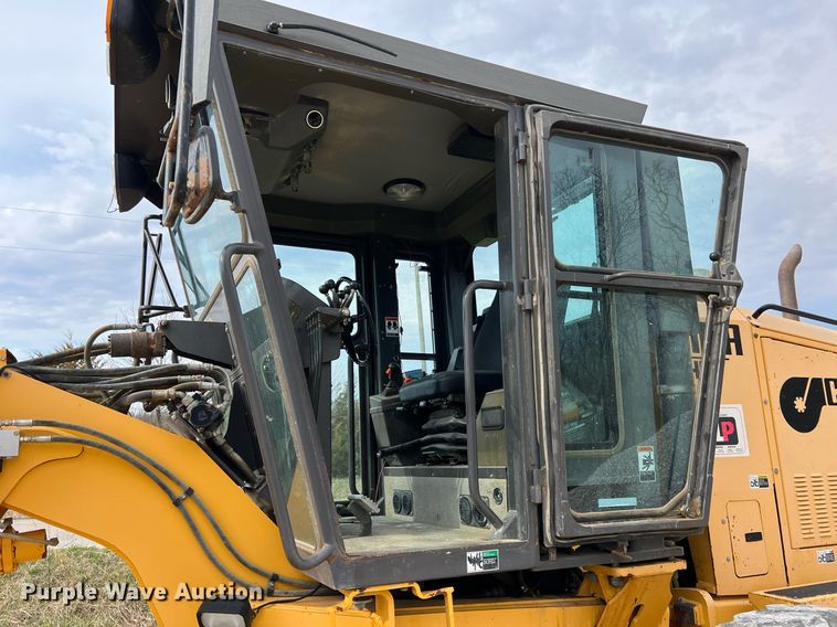 image for item LI9587 1999 Champion 710A Series V VHP  motor grader