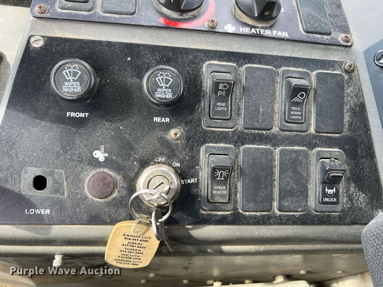 image for item LI9587 1999 Champion 710A Series V VHP  motor grader