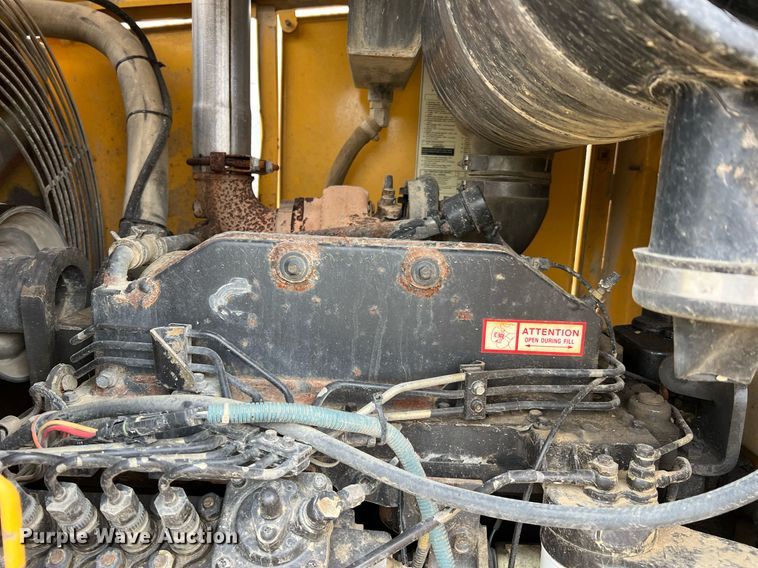 image for item LI9587 1999 Champion 710A Series V VHP  motor grader