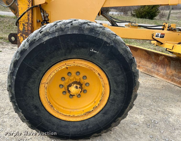 image for item LI9587 1999 Champion 710A Series V VHP  motor grader