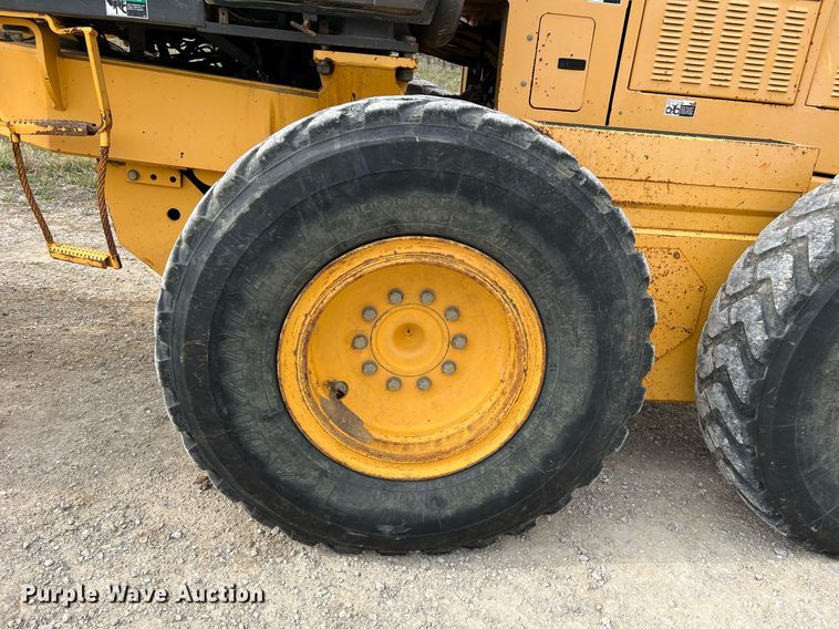 image for item LI9587 1999 Champion 710A Series V VHP  motor grader