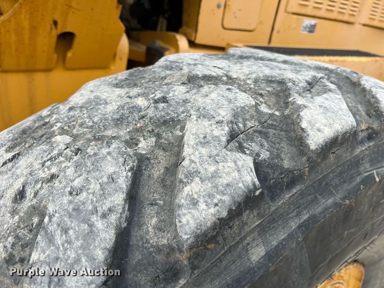 image for item LI9587 1999 Champion 710A Series V VHP  motor grader