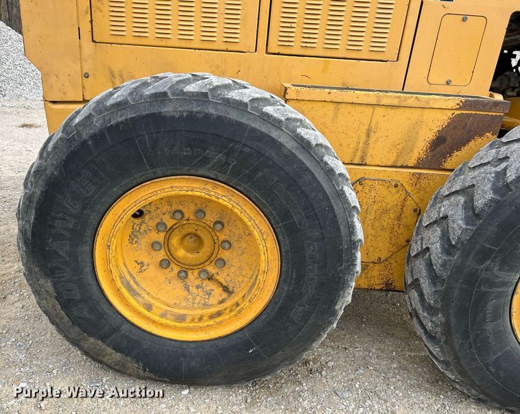 image for item LI9587 1999 Champion 710A Series V VHP  motor grader