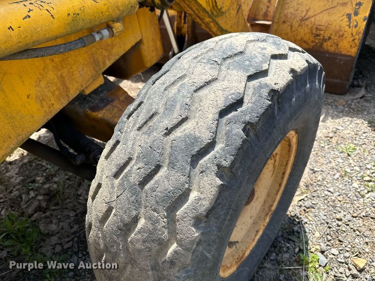 image for item LR9603 1990 John Deere 310C  backhoe