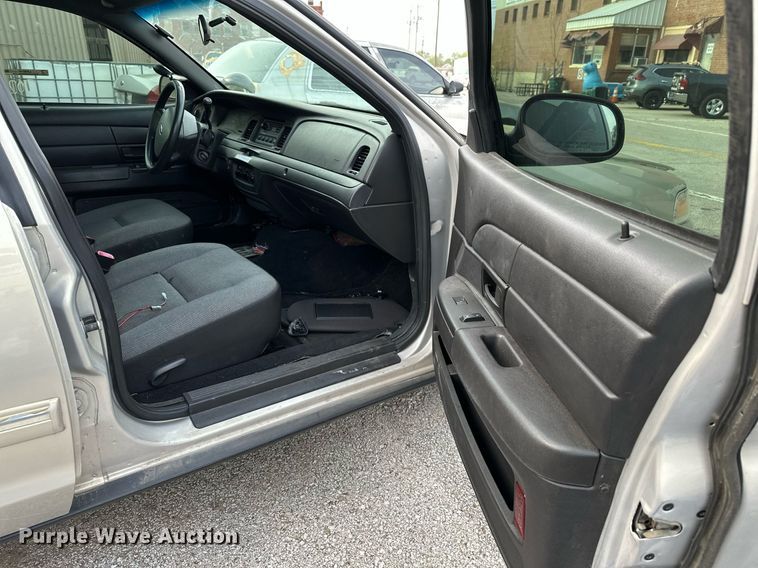 image for item LR9619 2011 Ford Crown Victoria Police Interceptor