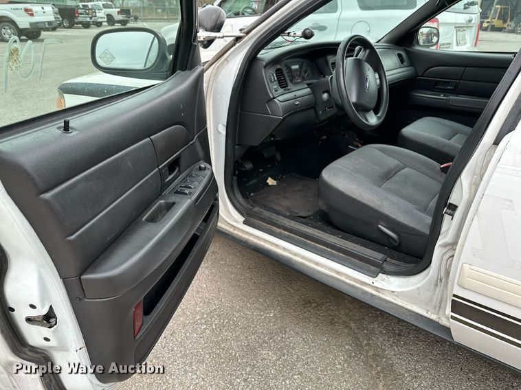 image for item LR9628 2011 Ford Crown Victoria Police Interceptor