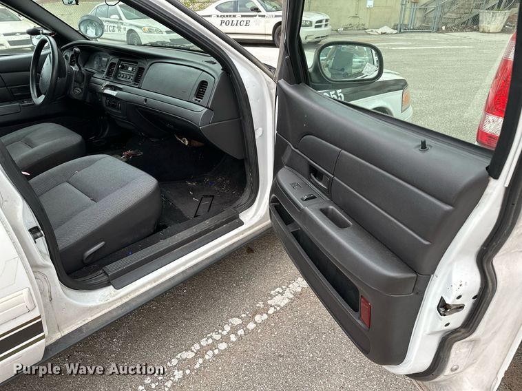 image for item LR9628 2011 Ford Crown Victoria Police Interceptor