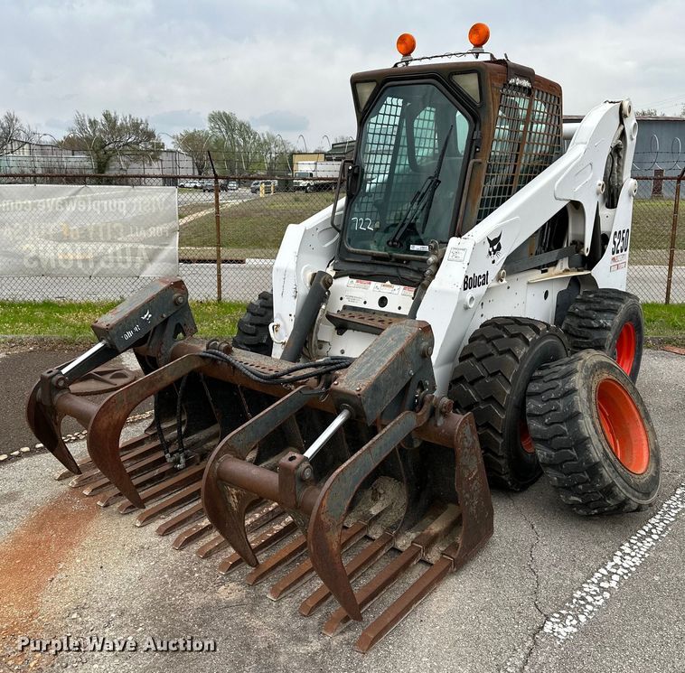 image for item LR9642 2004 Bobcat S250  skid steer loader