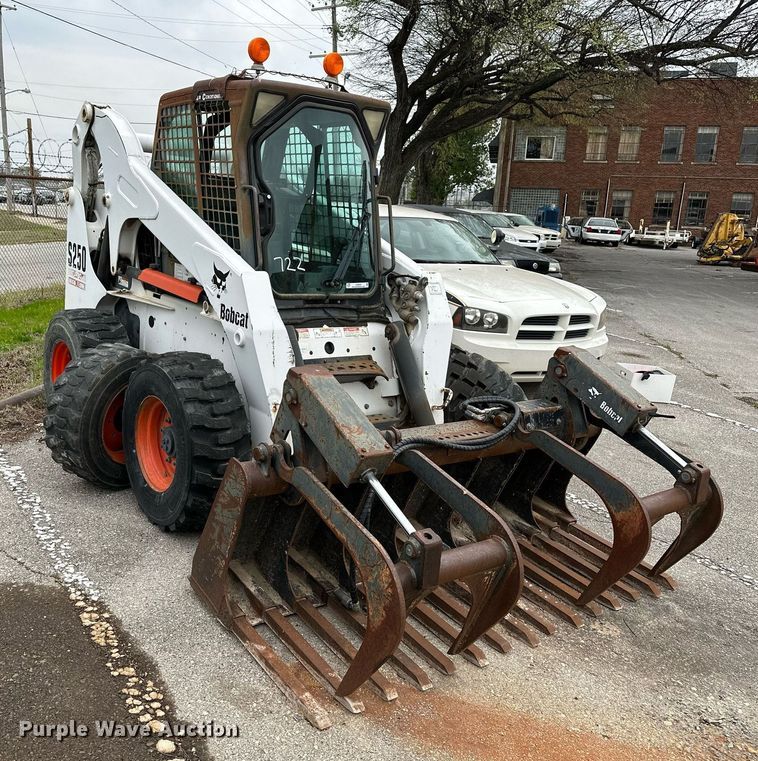 image for item LR9642 2004 Bobcat S250  skid steer loader